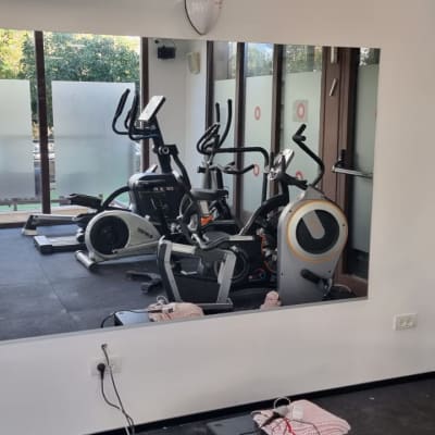 חלון זכוכית עם מדבקות לבנות בחדר כושר