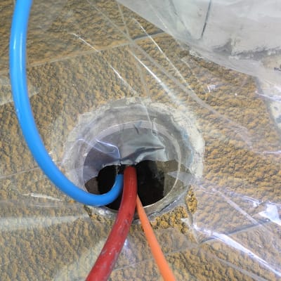 צינורות צבעוניים נכנסים לחור ברצפה