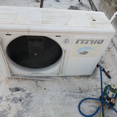 יחידת מזגן חיצונית עם צינור וכלי מדידה