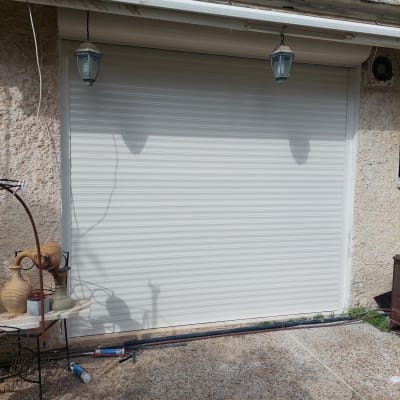 תריס אלומיניום סגור עם מנורות תלייה