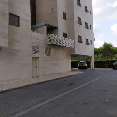 בניין עם מעקה אלומיניום במרפסת