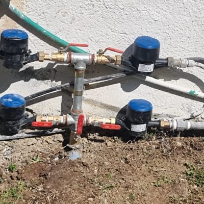 ברזים וצינורות מים מחוברים לקיר חיצוני