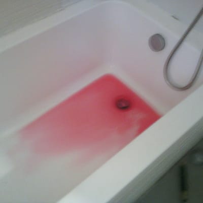 אמבטיה עם כתם אדום במים