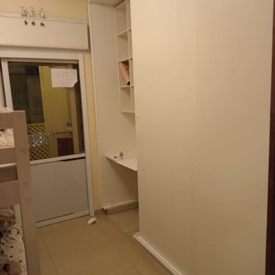 ארון לבן עם מדפים בחדר קטן