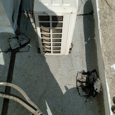 יחידת מיזוג אוויר על גג עם איטום