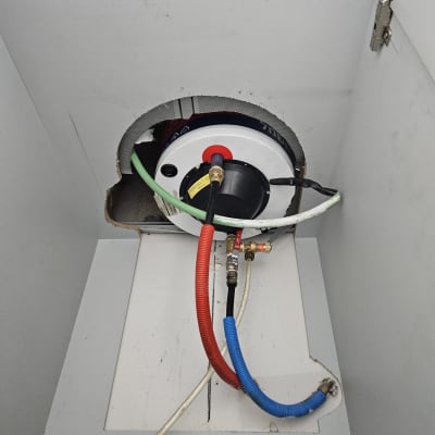 צינורות צבעוניים מחוברים לדוד שמש בארון