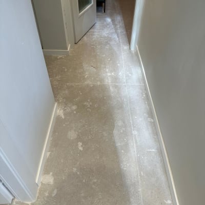 רצפה מלוכלכת במסדרון לפני ניקוי