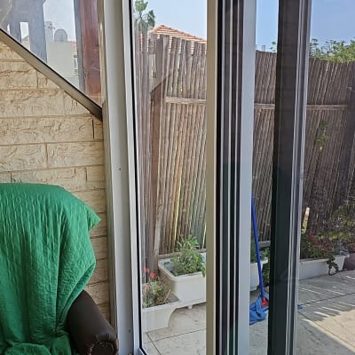 חלון אלומיניום עם מסגרת לבנה