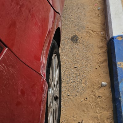 פנס אחורי של רכב אדום עם שריטות