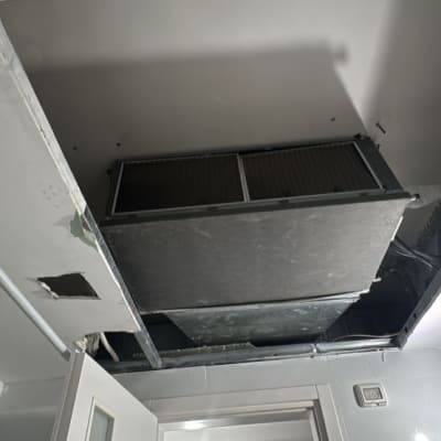 תקרת גבס פתוחה עם מערכת מיזוג אוויר