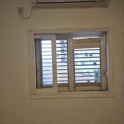 חלון עם תריסים פתוחים למחצה