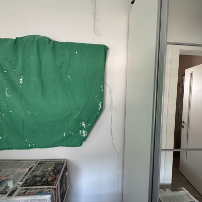 קיר עם סדק ותיקון צבע בעבודה