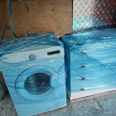 מכונת כביסה וארון עטופים בניילון כחול
