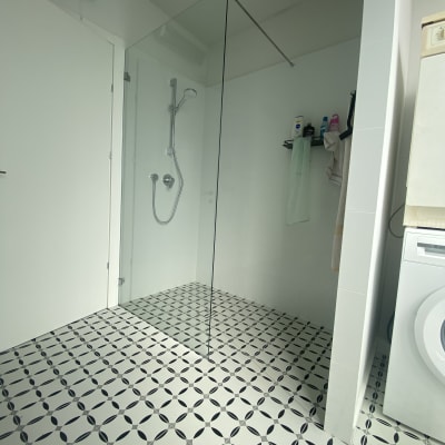 מקלחת עם ראש מקלחת, מדף עם מוצרי רחצה