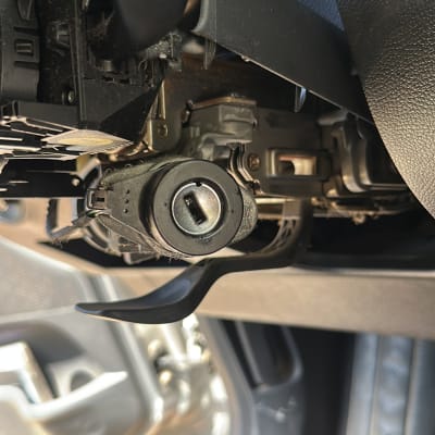 מנעול הצתה ברכב עם חלקי פלסטיק חשופים