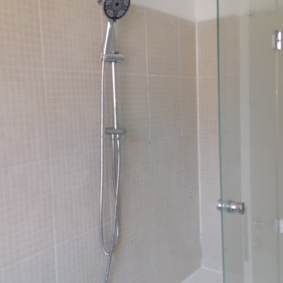 מקלחת עם ראש טוש וכיור