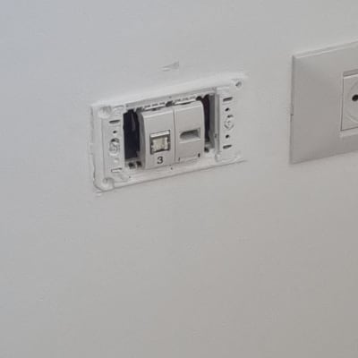 שקע רשת בקיר עם חיבורי כבלים