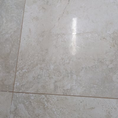 ריצוף קרמיקה בהיר עם דוגמה טבעית