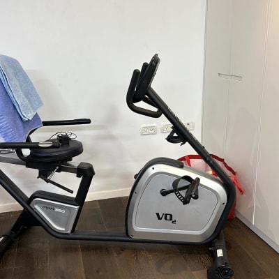 אופני כושר עם מגבת על המושב