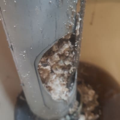 צינור עם הצטברות אבנית בתוך דוד שמש