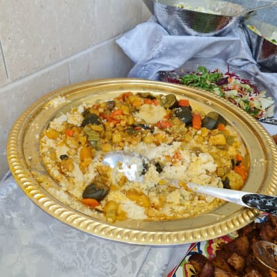 מגש זהב עם קוסקוס וירקות מבושלים