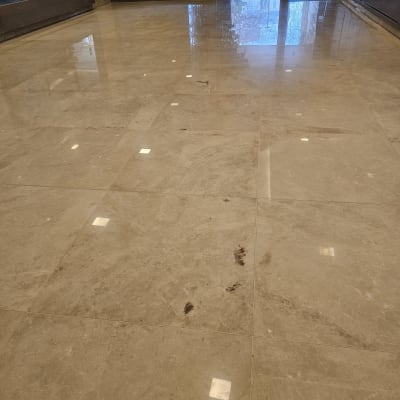 רצפה מלוכלכת עם סימני לכלוך וכתמים