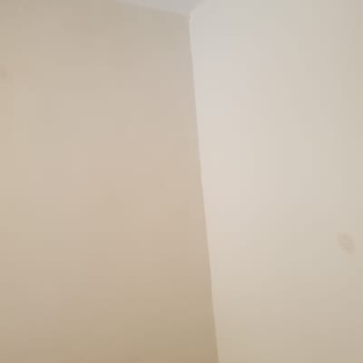 קיר צבוע בשני גוונים שונים של צבע