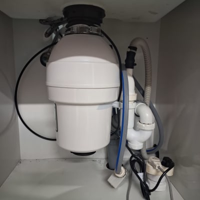 מערכת צינורות מתחת לכיור עם טוחן אשפה