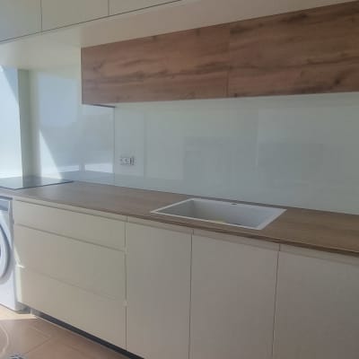 קיר זכוכית במטבח עם כיור ומשטח עבודה