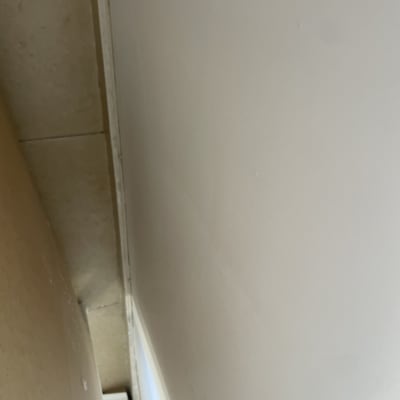 קיר צבוע עם פינה ורצפה