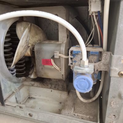 מנוע מאוורר ומערכת חוטים במקרר ישן