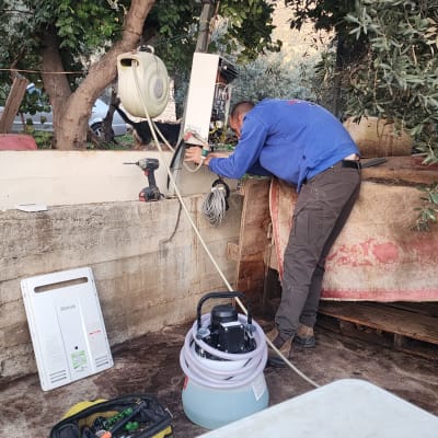 אדם עובד על מערכת גז עם כלים וציוד טכני