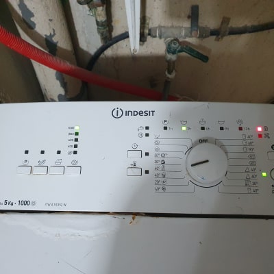 לוח בקרה של מכונת כביסה אינדסיט עם כפתורים ותצוגות