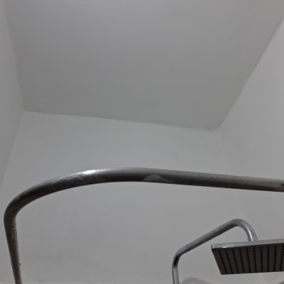 קיר צבוע עם מקלחת מתכת