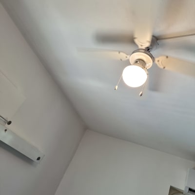 מאוורר תקרה עם תאורה דולקת