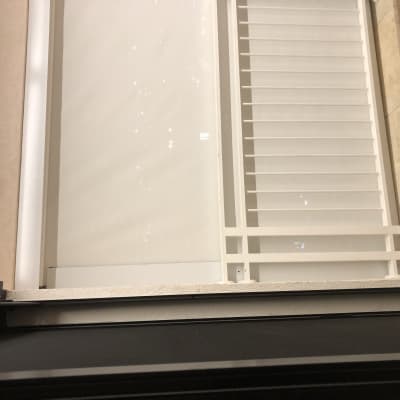 סוכך לבן עם שלבים אופקיים על קיר חיצוני