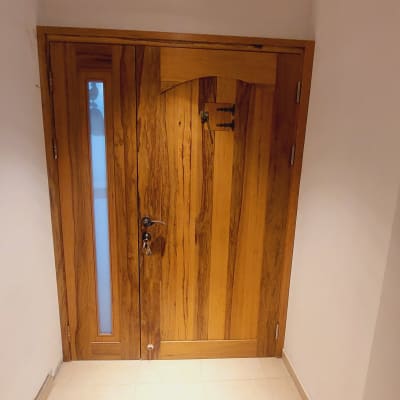 דלת עץ עם חלון זכוכית וידית מתכת