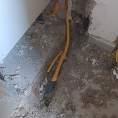 צינורות גז ותשתית בקיר עם חציבה