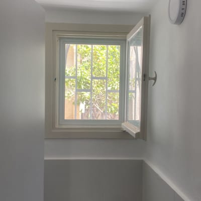 חלון אלומיניום פתוח עם סורגים