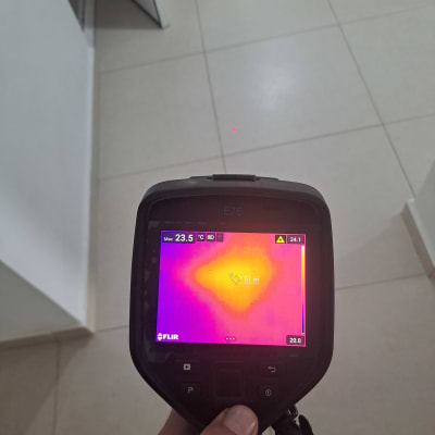 מד חום תרמי מציג אזור חם על רצפה