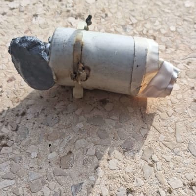 חלק פלסטיק עם חיבורי מתכת על אדן חלון