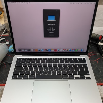 מחשב נייד מקבוק אייר על שולחן עבודה