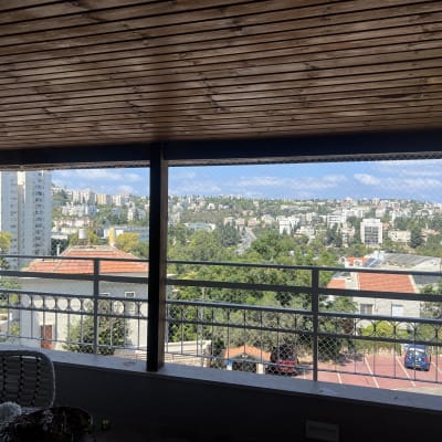 רשת מתכת על מרפסת למניעת כניסת יונים