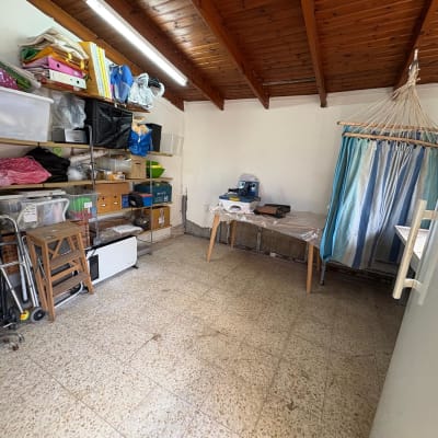 חדר עם מדפים מלאים בציוד וכלים שונים