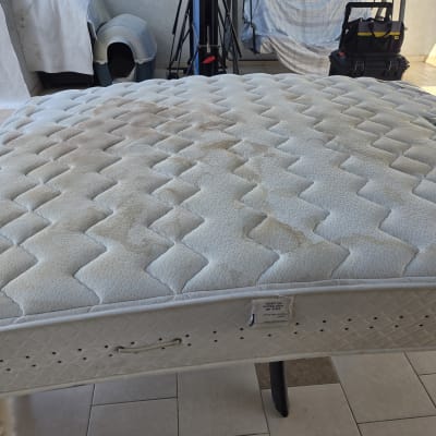 מזרן עם כתמים לפני ניקוי בתחום ניקוי ספות