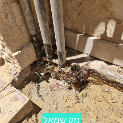 נזק לצנרת ליד קיר חיצוני