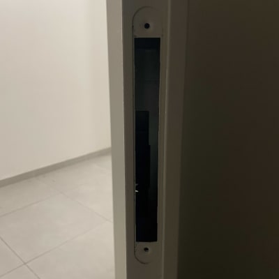 חלק מדלת עם מקום למנעול