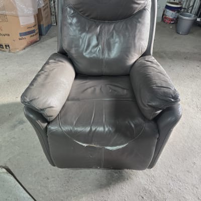 כורסה מעור עם קרע בתחתית