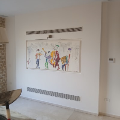 תמונה של קיר עם ציור צבעוני של נגנים