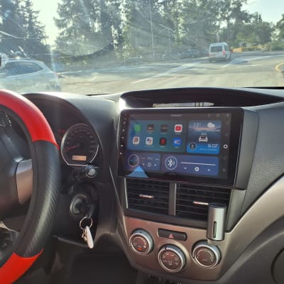 מערכת מולטימדיה ברכב עם הגה אדום ושחור
